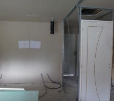 Une partie du séjour   le couloir d'accès aux chambres