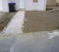 Voilà la partie du jardin et l'allée qui se trouve devant la maison, j'ai tout fait toute seule