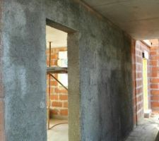 Enduit d'accroche avant l'enduit des murs intérieurs