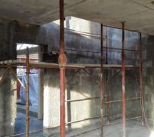 Enduit d'accroche avant l'enduit des murs intérieurs