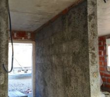 Enduit d'accroche avant l'enduit des murs intérieurs