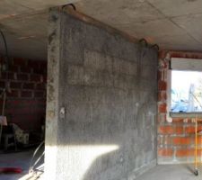 Enduit d'accroche avant l'enduit des murs intérieurs