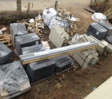 Tuiles et goutti&egrave;res arriv&eacute;es...