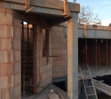 Décoffrage du poteau. Agréablement surpris de voir qu il est carré.