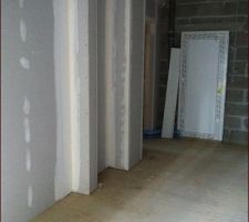 Placo dans le garage. Un pilier non prévu, mais il s'agit en fait de la poutre de soutien du plancher bois du grenier.