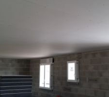 Ça y est !!! Ils ont attaqué  le placo. Les plafonds sont finis. Ils ont bien entamé les murs. Il restait en gros 1,5 jour de travail encore et devrait attaquer les cloisons pour la semaine d après.
Les choses avancent bien.
Pourvu que ça dur !!!