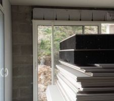 Ça y est !!! Ils ont attaqué  le placo. Les plafonds sont finis. Ils ont bien entamé les murs. Il restait en gros 1,5 jour de travail encore et devrait attaquer les cloisons pour la semaine d après.
Les choses avancent bien.
Pourvu que ça dur !!!