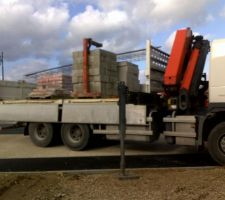 24/02/2015 - Livraison de matériaux pour murets de soutènement derrière la terrasse et pour protéger le VS