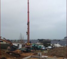 La grue pour amener le béton dans ce qui sera un plots de soutien pour la partie supérieur. 

La partie inférieur a été faites je jour avant. Plots et longerines.