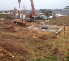La grue pour amener le béton dans ce qui sera un plots de soutien pour la partie supérieur. 

La partie inférieur a été faites je jour avant. Plots et longerines.