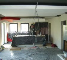 Une vue du salon s&agrave;m cuisine. Les faux-plafonds sont termin&eacute;s.