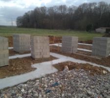 Arriv&eacute;e des parpaings pour l'&eacute;l&eacute;vation du vide sanitaire.