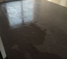 Pose du carrelage 60 x 60 rectifié dans le salon - salle à manger.