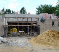 La seconde poutre du garage est décoffrée.