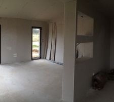 Le salon avec son mur à trous