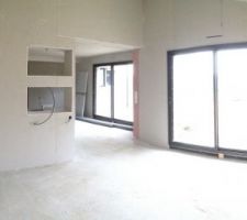 Le salon avec son mur à trous