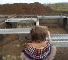Pose des poutrelles et hourdis pour la dalle béton du garage