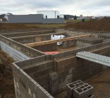 Pose des poutrelles et hourdis pour la dalle béton du garage