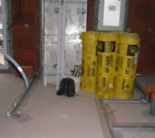 Le couloir d'entrer avec le WC jours ( l'isolation cache l'emplacement du WC
Les portes sont déjà la aussi