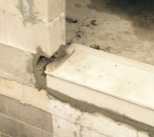 Ciment tombé au niveau porte d'entrée