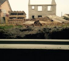 Impression de la dalle trop basse par rapport au niveau du sol. Le conducteur de travaux m'assure que c'est à la même hauteur. Photo mal prisé