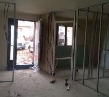 Vue vers le bureau et la porte d'entrée