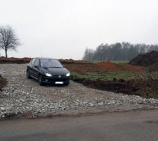 Ca fait plaisir de voir que en rentrant du boulot notre terrain a changé,  et que le terrassier à  attaqué... hihi