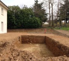 Le champs d'épandage nous oblige à réaliser le trou de la piscine. L'accès sera ensuite réduit et interdit aux engins.