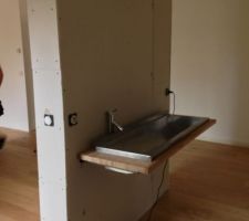 Pose de la vasque, une auge alimentaire achet&eacute;e sur le bon coin.