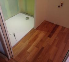 Salle d'eau : parquet teck coll&eacute;