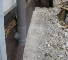 Peu à peu, je vais commencer à pouvoir me rendre compte des choses. Dommage que mes terrassiers ont dû se taper le nettoyage à nu des fondations pour faire leur travail. Vraiment pas sympa de la part du conducteur des travaux de ne pas avoir pensé à cela. Quel non respect du travail des autres...
