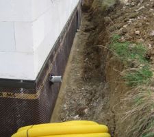 Peu à peu, je vais commencer à pouvoir me rendre compte des choses. Dommage que mes terrassiers ont dû se taper le nettoyage à nu des fondations pour faire leur travail. Vraiment pas sympa de la part du conducteur des travaux de ne pas avoir pensé à cela. Quel non respect du travail des autres...