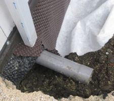 Les soucis se poursuivent. 
Est-ce de l'incompétence, de la négligence, du fait exprès??? A quoi sert un conducteur des travaux? Décidément c'est cher payé un tel service... Ils ont mis le conduit d'eau pluviale qui passe dans le VS en partie limitrophe du chemin voisin sous l'emplacement de la gouttière où les terrassiers doivent normalement poser les regards d'eaux pluviales !?! ...
Il aurait fallu qu'ils percent à côté.