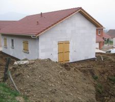 Encore du mal à me visualiser les choses. Je me demande bien comment mon terrain va pouvoir tenir sans s'écrouler sur le chemin piétonnier du lotissement qui se trouve entre mon terrain et le mur de la maison voisine (son terrain est plus bas que le mien)