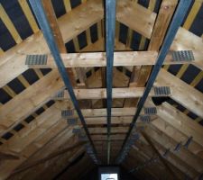 Pose des rails au plafond et suspente pour fixer les autres rails