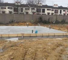 Voilà la dalle est coulée ^^ !! Aux murs maintenant !!