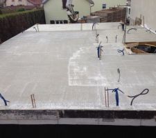 L'escalier extérieur et celui du premier étage a déjà commencé, le joint de dilation entre les 2 maisons aussi...