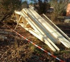 Charpente arrivÃ©e sur le terrain. 
Mille excuses pour les photos prÃ©cÃ©dentes qui ne sont pas dans l'ordre, 
Mais je ne peux pas les annuler!