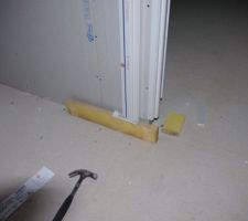 Les calles sous la porte du couloir