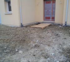Nettoyage du terrain devant la maison