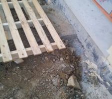 Nettoyage du terrain devant la maison - les maçons ont coulé le reste du ciment devant la maison