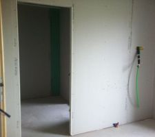 Chambre parentale vu sur le dressing