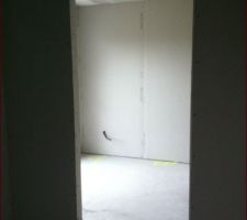 Chambre parentale vu du dressing