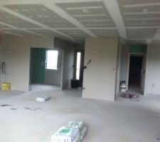Salon vu sur entrée et bureau