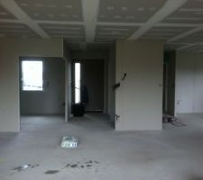 Salon vu sur entrée et bureau