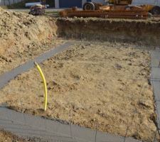 Béton des fondations avec le ferraillage