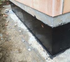 2ème bouche d enduit bitumineux mis sur le vide sanitaire.