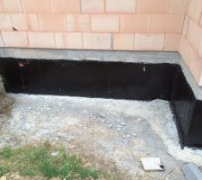 2ème bouche d enduit bitumineux mis sur le vide sanitaire.