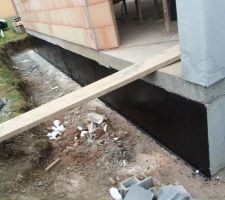 2 ele couche d enduit bitumineux mis en place. Reste juste un petit coin a faire, vu qu il reste encore des parpaing devant le mur.