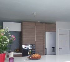 Cuisine quasi finie avec le mur peinture tableau au fond